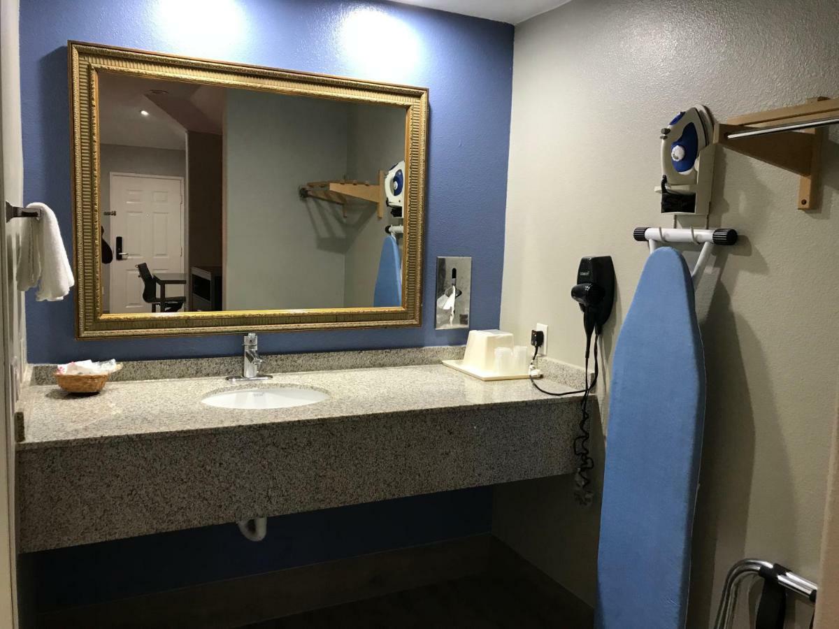 Camelot Inn And Suites Aldine Exterior foto